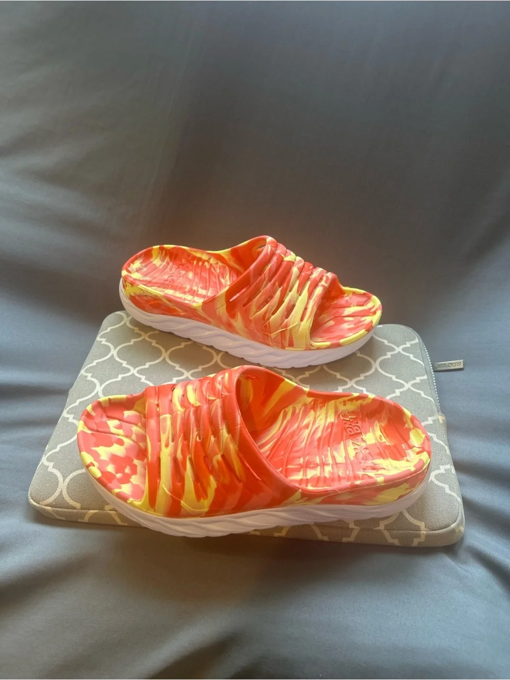 HOKA ONE ONE ORA Recovery Slide (LIKE NEW) (Sz 8 M / 10 W)